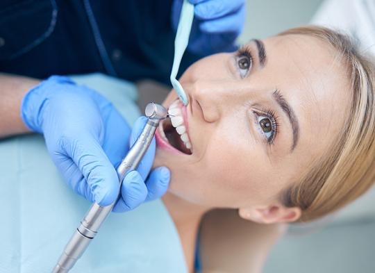 Stłoczenie zębów – przyczyny i leczenie