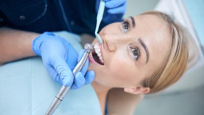 Stłoczenie zębów – przyczyny i leczenie