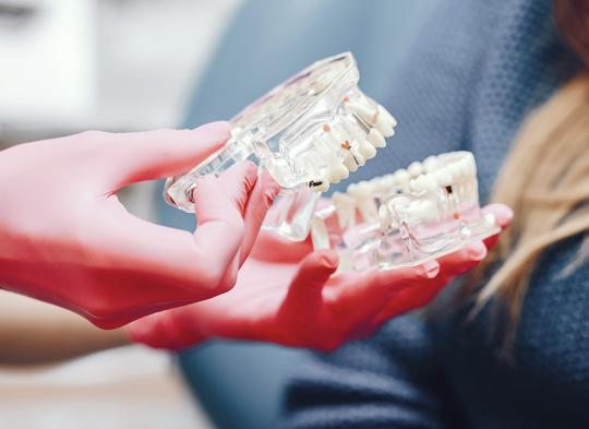 Zgrzytanie zębami (bruksizm) – objawy i sposoby leczenia