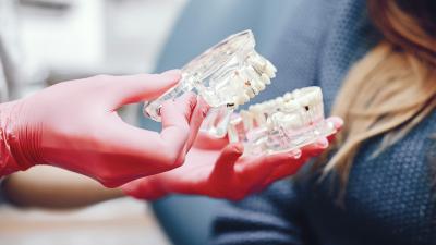 Zgrzytanie zębami (bruksizm) – objawy i sposoby leczenia